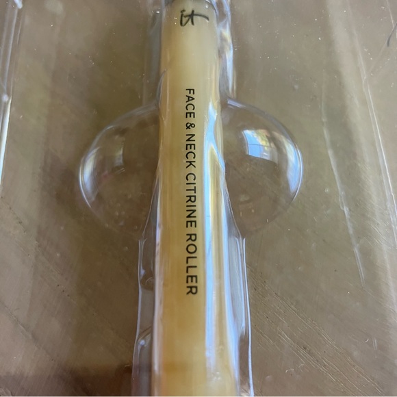 IT COSMETICS Heavenly Luxe Face & Neck Citrine Roller NWT - Picture 8 of 9